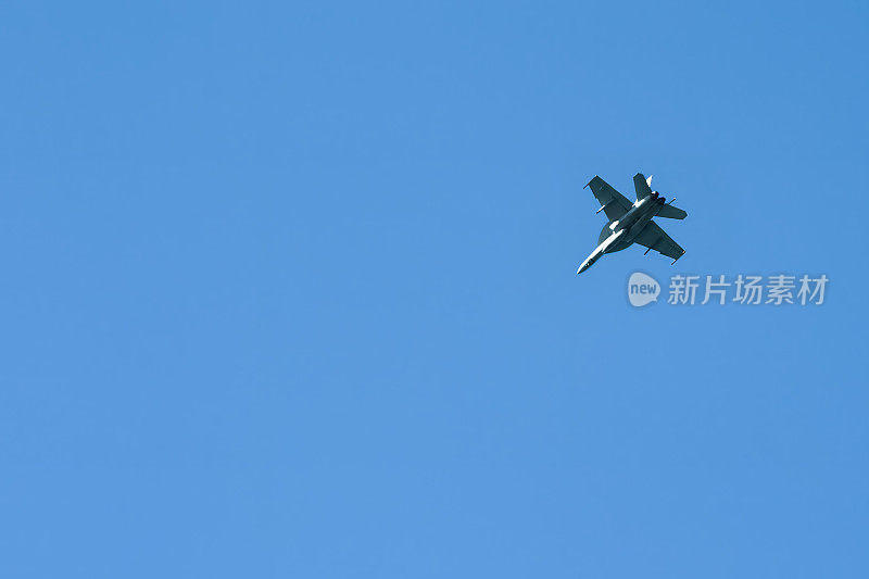F/ a -18大黄蜂军用喷气式飞机在晴朗的蓝天上翱翔。